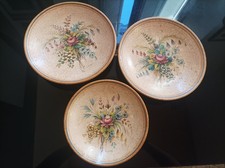 Tre piatti con rose di