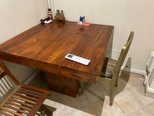 Tavolo quadrato in legno finitura noce - 100X100. Completo di sedia artigianale