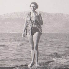 Giovane donna in piedi in riva