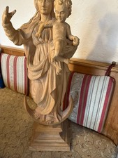 Una grande statua in legno della Madonna con Bambino sulla falce di luna