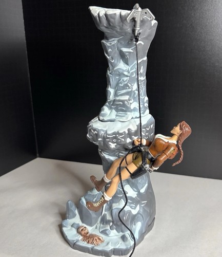 Figurina tomb raider - tomb,