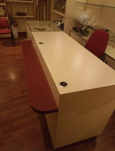 Bancone cassa con espositore
