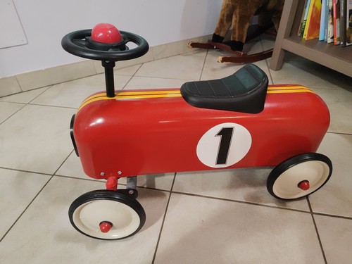 Auto vintage cavalcabile rossa