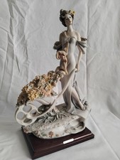 Statua di porcellana Capodimonte ragazza con fiori firmata Giuseppe Armani