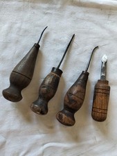 Vecchi attrezzi usati da ciabattini , sellai