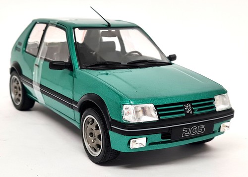 Modellino auto solido - 1/18,