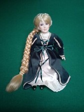 BAMBOLA RAPUNZEL IN PORCELLANA