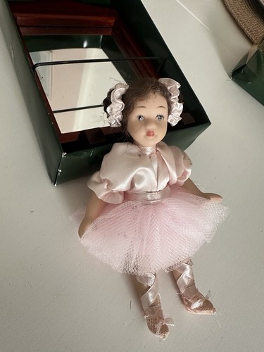 Dolls house - dolls',