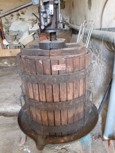 Vecchia pressa per uva - pressa,