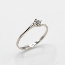 18kt white gold solitaire ring