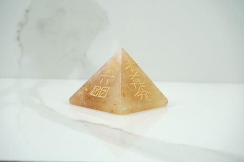 Piramide quarzo oro con - , incisi