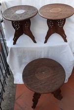 Tris tavolini etnici India '60 legno massello intagliato a mano, richiudibili