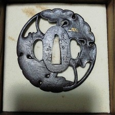 Nagashu Ferro Tsuba Crisantemo
