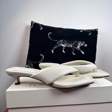 Tony Bianco Tropic Sandalo in Vaniglia Infradito Tacco a Gattino Punta Aperta 8