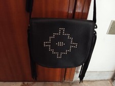 Borsa a tracolla nera con borchie e frange laterali Terranova donna