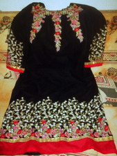 VESTITO ETNICO INDIANO RICAMATO.