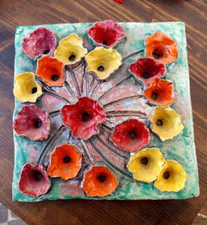 PIASTRA DA PARETE  IN CERAMICA RAKU CON FIORI IN RILIEVO