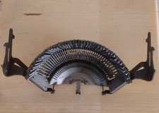 Olivetti Lettera 22. Ricambi Gruppo Martelletti Lettere Usata.