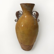 ? Vaso anfora vintage in stile antico terracotta e manici in metallo 