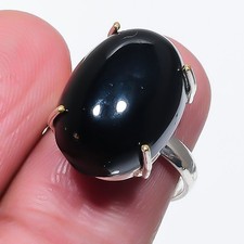 Anello con pietre preziose in