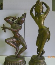 Danzatrici asiatiche in costume folkloristico asiatico, artigianato artistico