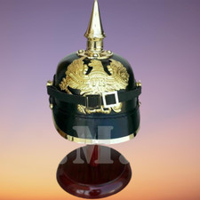 Elmo tedesco in pelle di ottone con supporto in legno PickleHoube Elmo...