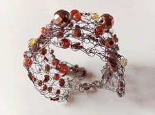 BRACCIALE IN FILO DI FERRO INALTERABILE E PERLINE MARRONI CON RIFLESSI DORATI