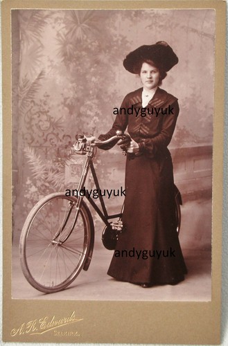 Cabinet card lady bicycle - lady,