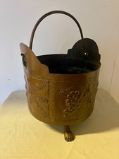 Antico secchio in rame con incisione di grappoli d'uva sbalzato a mano 