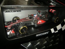 Pulsante 1:18 Minichamps Vodafone McLaren Mercedes MP4-27 J. 2012 in confezione originale