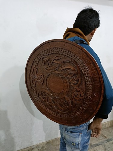 Antico scudo vichingo serpente