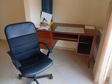 scrivania porta pc in legno. Tre cassetti e piano tastiera estraibile