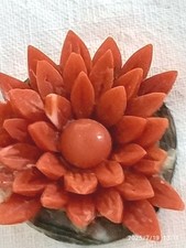 SPILLA ANTICA A FIORE COROLLA MULTIPLA IN CORALLO ROSSO SU BASE MADREPERLA.