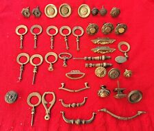 LOTTO Maniglie antiche in ottone lavorato vintage per mobili comodini d’epoca