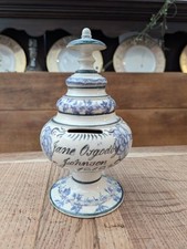 Un salvadanaio vittoriano blu