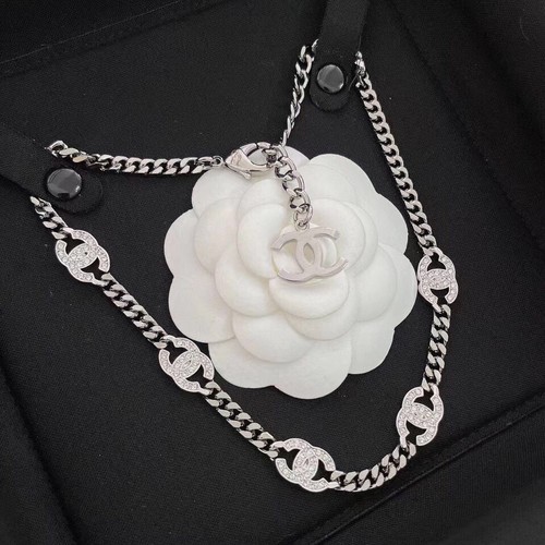 Collana con smalto - e, diamanti