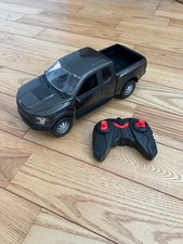 Camion radiocomandato grigio