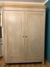 Armadio a due ante in legno massiccio tutto originale decorato a mano.