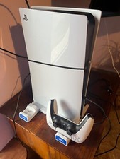 playstation 5 con tre giochi e assicurazione e base di ricarica