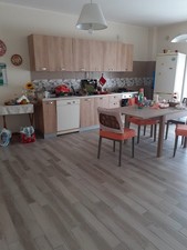 Cucina IN OLMO ARTIGIANALE e TAVOLO CON LAVASTOVIGLIE E FORNO VENTILATO. 