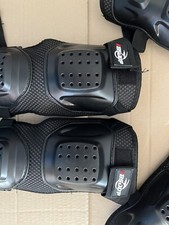 protezioni universali moto ginocchia e gomiti con elastici