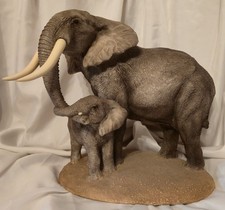 Scultura composita in resina di pietra di madre elefante e vitello United Design Corp