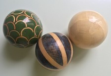 Oggetti d'arredamento 3 sfere di differenti colori in plastica lucida