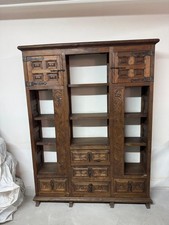 Mobile artigianale in legno con intagli