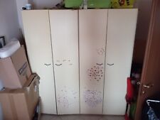 camera matrimoniale colore beige 