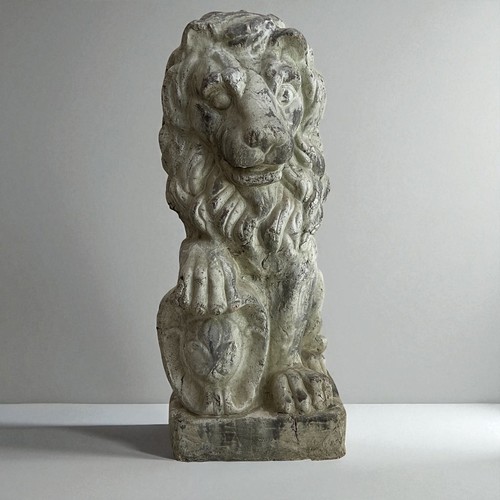 Antica scultura leone con - di,