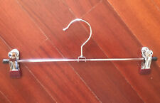 Grucce in metallo e in legno con ganci per gonne