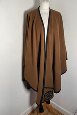 Mansfield poncho mantella