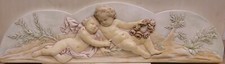 CV381R  Un pannello in gesso policromo con altorilievo di putti