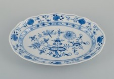 Meissen, piatto ovale Blue Onion in porcellana. Circa 1900.